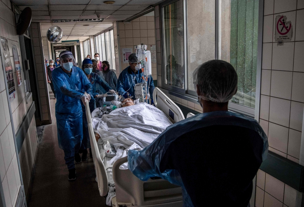 Nurses transfer a COVID-19 patient to the Critical Patients Unit, at Barros Luco Hospital, in Santiago, on June 24, 2020.AFP / Martin BERNETTI