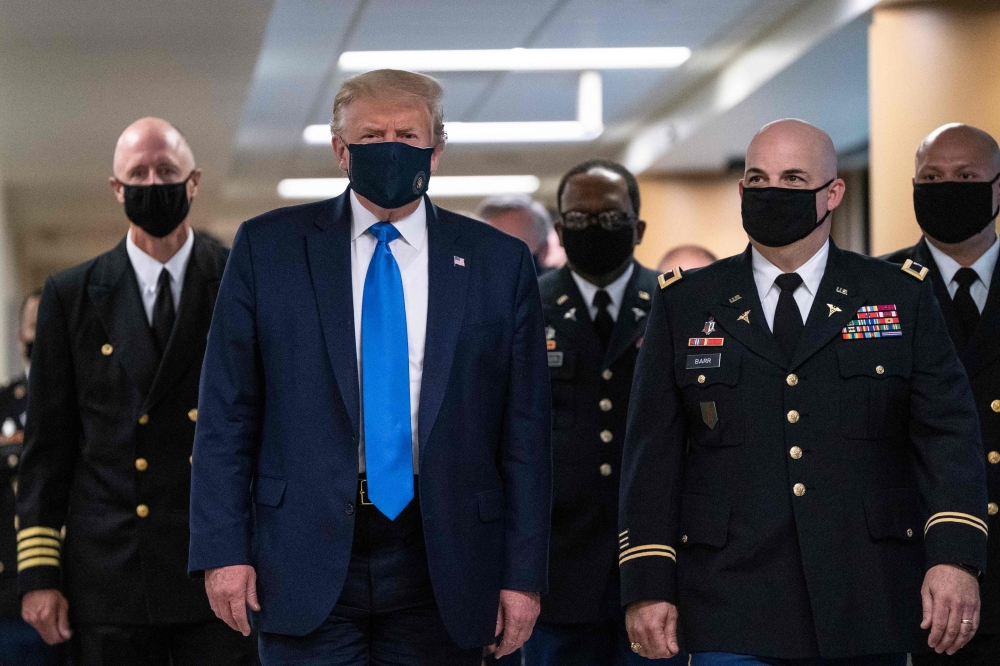 US President Donald Trump wears a mask as he visits Walter Reed National Military Medical Center in Bethesda, Maryland' on July 11, 2020. / AFP / ALEX EDELMAN
