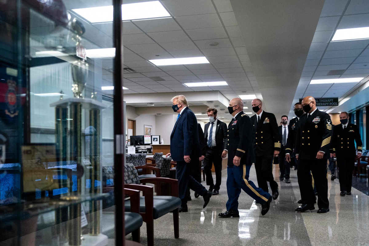 US President Donald Trump wears a mask as he visits Walter Reed National Military Medical Center in Bethesda, Maryland' on July 11, 2020. / AFP / ALEX EDELMAN
