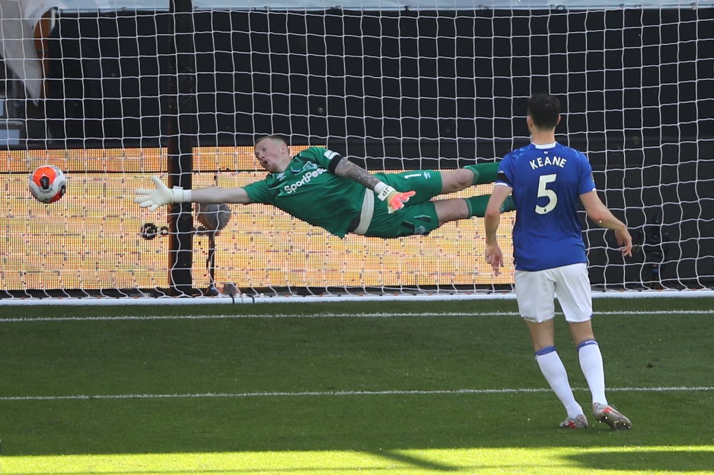 Wolverhampton Wanderers' Belgian midfielder Leander Dendoncker (not in picture) scores past Everton's English goalkeeper Jordan Pickford during the English Premier League football match on July 12, 2020. AFP / POOL / MOLLY DARLINGTON