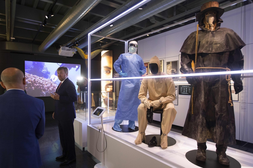 Dutch King Willem-Alexander (2ndL) visits the exhibition 