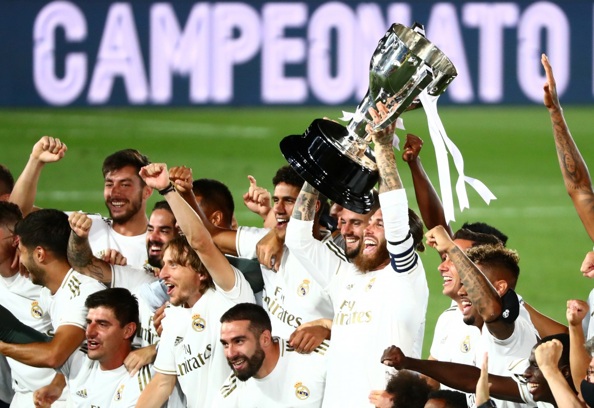 Soccer Football - La Liga Santander - Real Madrid v Villarreal - Alfredo Di Stefano Stadium, Madrid, Spain - July 16, 2020 Real Madrid's Sergio Ramos and teammates celebrate with the trophy after winning La Liga, as play resumes behind closed doors follow