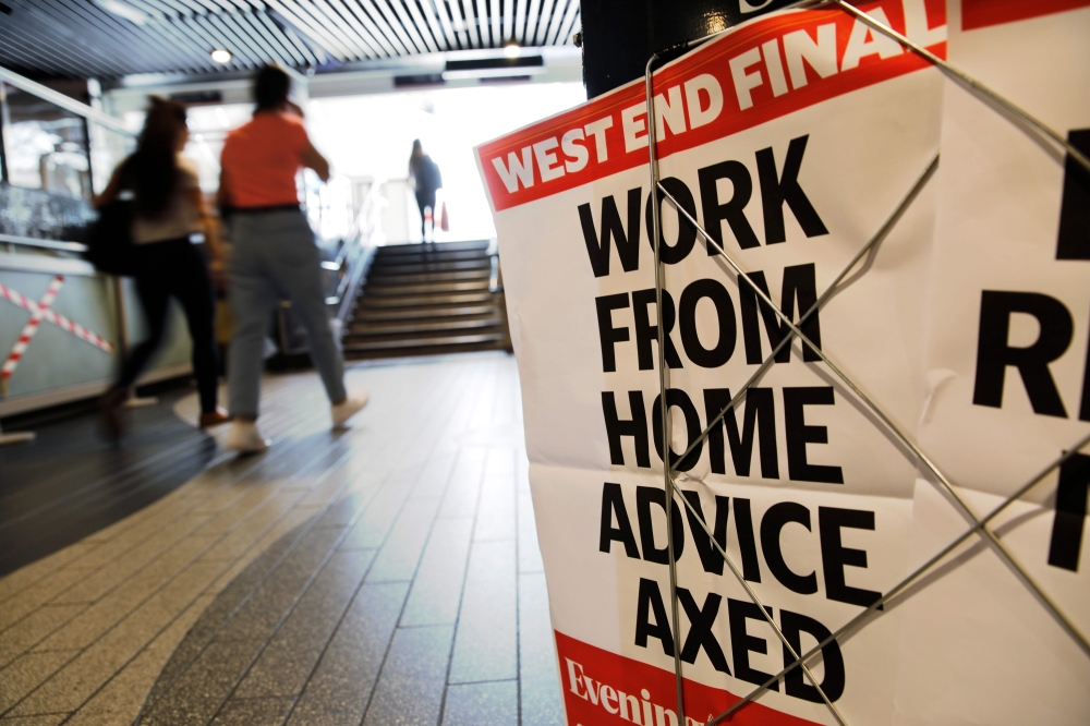 An advertising board for the Evening Standard newspaper carries the hadline 'work from home advice axed' in London on July 17, 2020. AFP / Tolga AKMEN