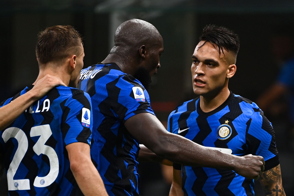 Inter Milan's Argentinian forward Lautaro Martinez (R) celebrates with Inter Milan's Belgian forward Romelu Lukaku (C) after scoring during the Italian Serie A football match Inter Milan vs Napoli played behind closed doors at the San Siro Stadium in Mila