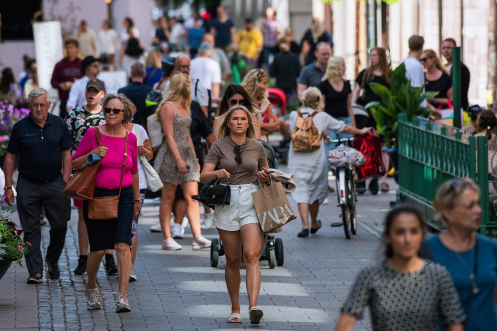 People walk in Stockholm on July 27, 2020, during the novel coronavirus / COVID-19 pandemic.  / AFP / Jonathan NACKSTRAND
