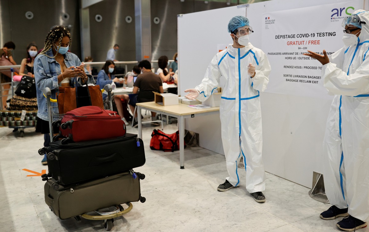 Passengers queue to be tested for COVID-19 on arrival at Charles de Gaulle airport amid the coronavirus disease (COVID-19) outbreak, in Roissy, near Paris, France July 31, 2020. REUTERS/Christian Hartmann