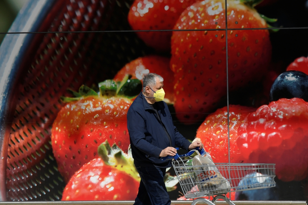 :A shopper wearing a protective face mask arrives to a supermarket, amid the spread of the coronavirus disease (COVID-19), in London, Britain, August 2, 2020. REUTERS/Toby Melville.