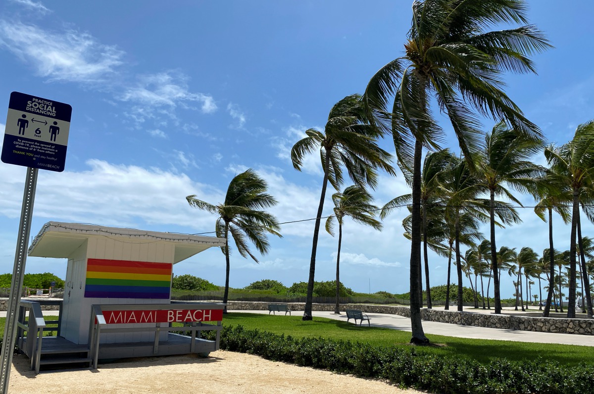 Palm trees bend in the winds preceding Hurricane Isaias in Miami Beach, Florida, U.S. August 1, 2020. REUTERS/Liza Feria
