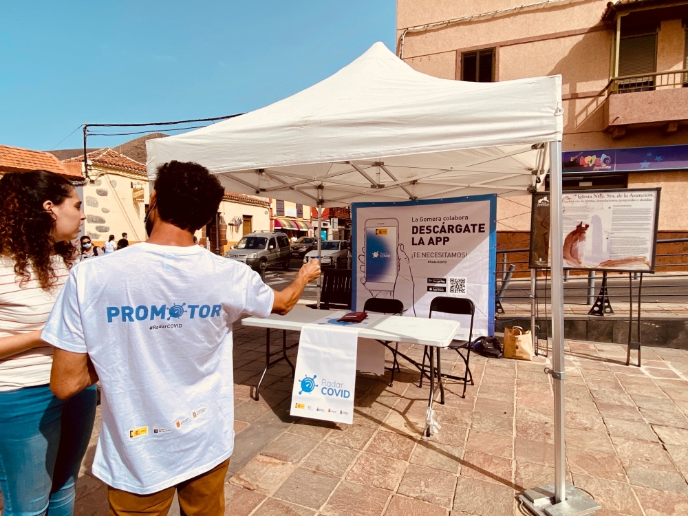 FILE PHOTO: Volunteers show residents how to install an app to trace contacts with people potentially infected with the coronavirus disease (COVID-19) being trialled on the Canary Island of La Gomera, Spain, July 3, 2020. Alejandro Noda/via REUTERS/File P