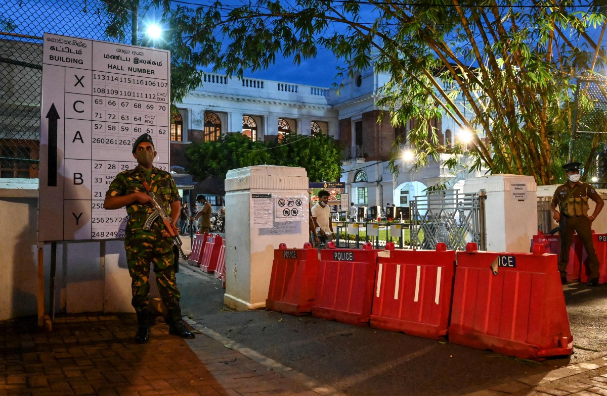 A Special Task Force (STF) soldier (L) stands guard at the main counting centre in Colombo on August 6, 2020, a day after Sri Lanka's parliamentary election. / AFP / LAKRUWAN WANNIARACHCHI

