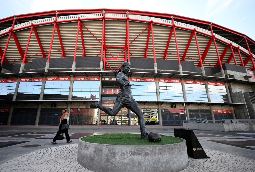 This picture shows the Eusebio statue in front of Luz stadium in Lisbon on August 10, 2020, two days before the begining the UEFA Champions League's Final 8. / AFP / FRANCK FIFE