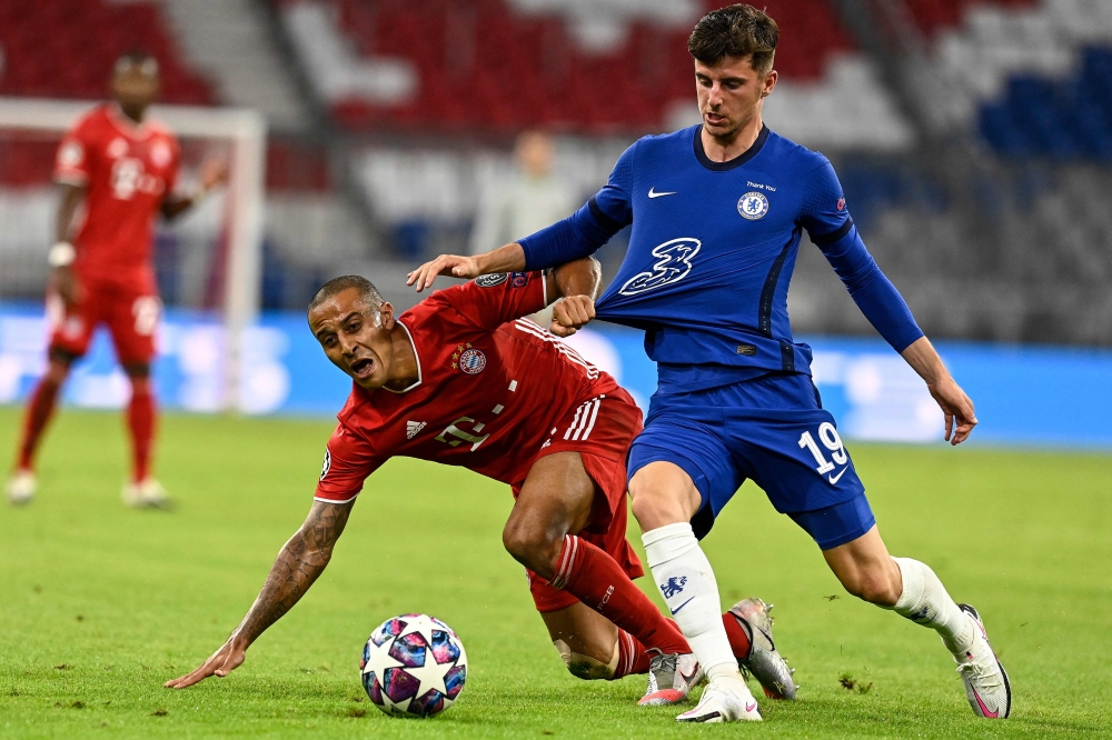 Bayern Munich's Spanish midfielder Thiago Alcantara (L) fights for the ball with Chelsea's English midfielder Mason Mount during the UEFA Champions League, second-leg round of 16, football match FC Bayern Munich v FC Chelsea in Munich, southern Germany on