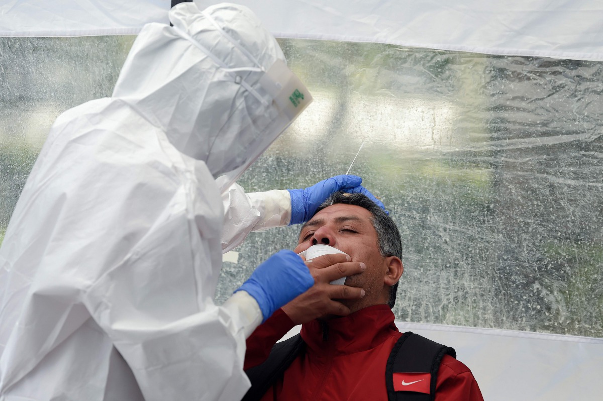 Health staffers of the city government carry out Covid-19 testing at a park in the Doctores neighborhood in Mexico City on August 11, 2020. / AFP / ALFREDO ESTRELLA
