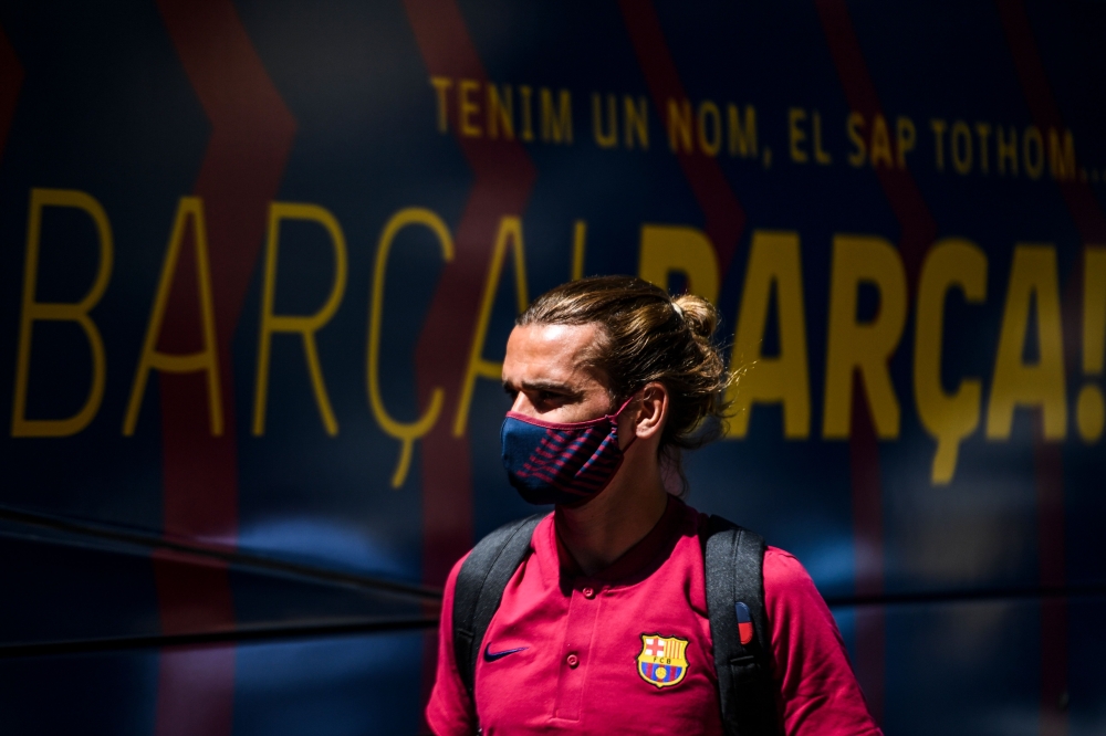 Barcelona's Argentinian forward Lionel Messi arrives with his team in Lisbon, on August 13, 2020 on the eve of the UEFA Champions League quarter-final football match between FC Barcelona and Bayern Munich. / AFP / Patricia De Melo MOREIRA