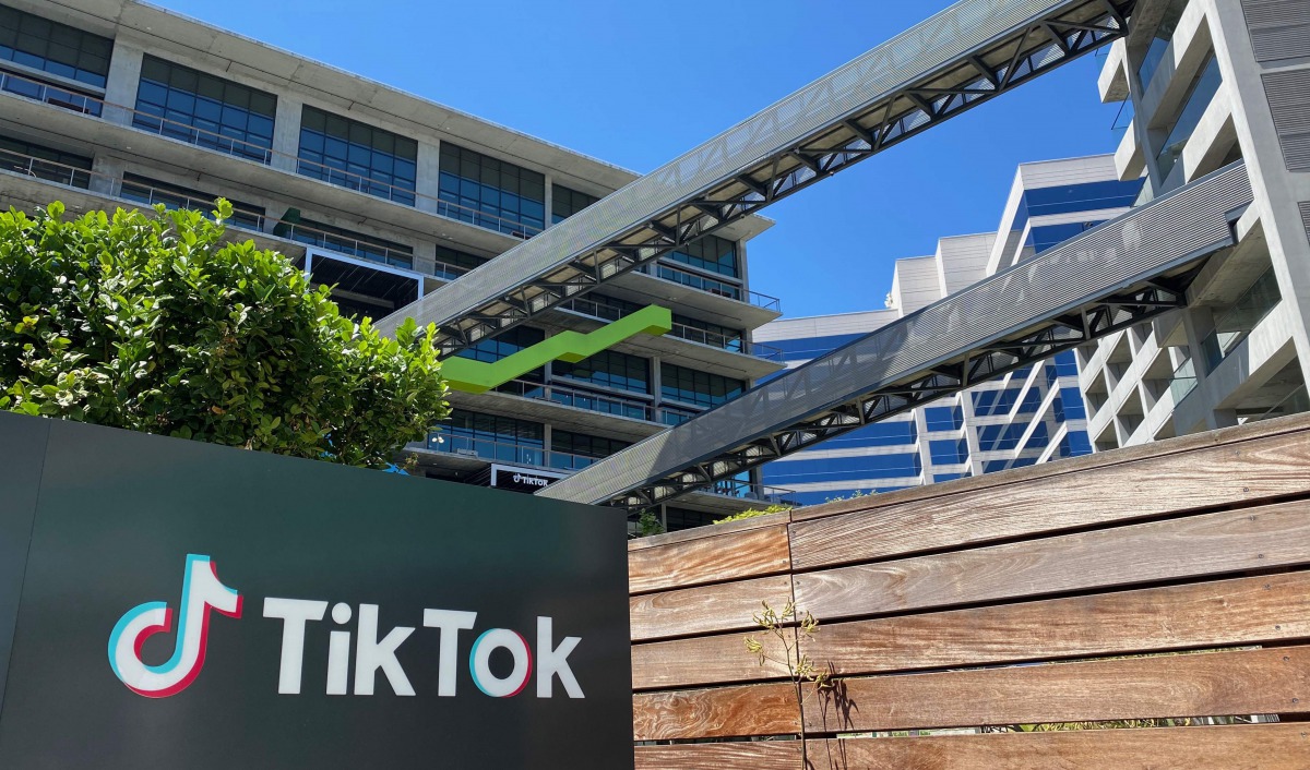 The logo of Chinese video app TikTok is seen on the side of the company's new office space at the C3 campus on August 11, 2020 in Culver City, in the westside of Los Angeles. / AFP / Chris DELMAS
