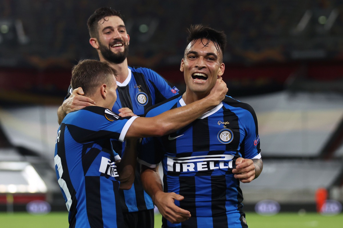 Inter Milan's Argentinian forward Lautaro Martinez (R) celebrates scoring the 3-0 with his teammates during the UEFA Europa League semi-final football match Inter Milan v Shakhtar Donetsk on August 17, 2020 in Duesseldorf, western Germany. / AFP / POOL / 
