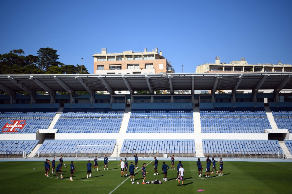 Lyon's players attend a training session at the Restelo training ground in Lisbon on August 18, 2020 on the eve of the UEFA Champions League semifinal football match between Lyon and Bayern Munich. / AFP / POOL / FRANCK FIFE