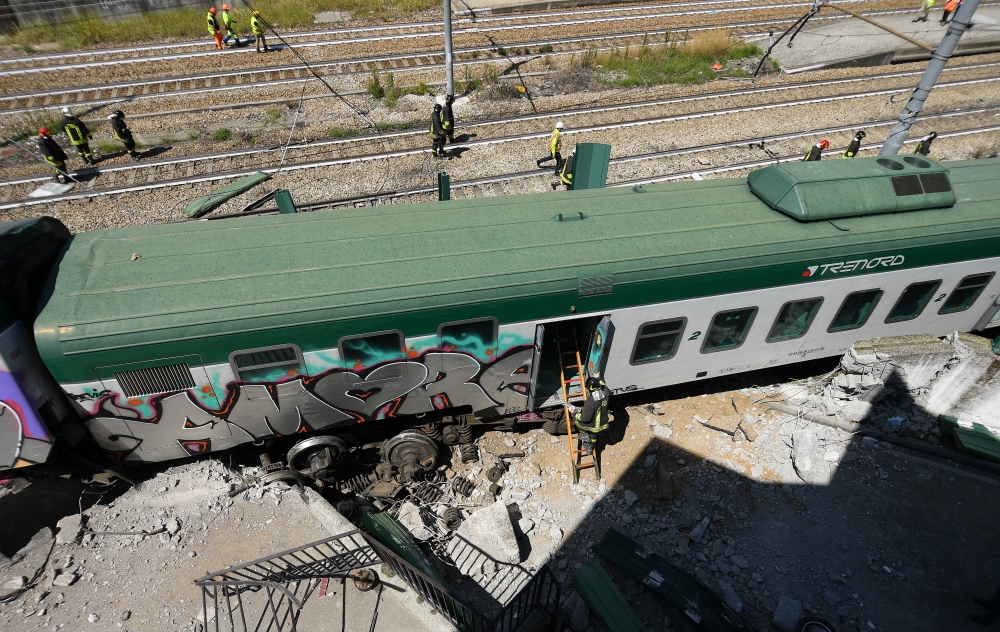 Rescue workers work at the scene where a train derailed near Carnate, Italy August 19, 2020. REUTERS/Daniele Mascolo