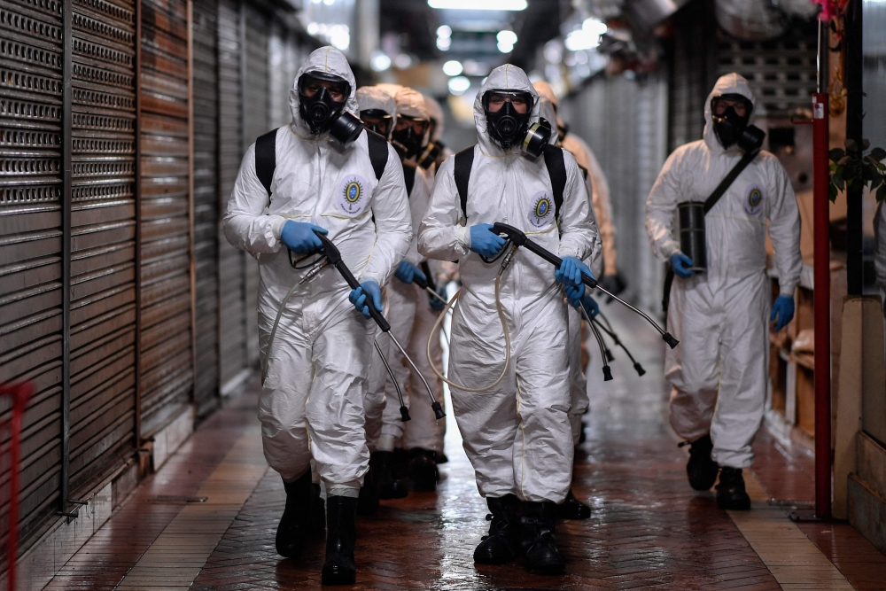 Soldiers from the 4th Military Region of the Brazilian Armed Forces take part in the cleaning and disinfection of the Municipal Market in the Belo Horizonte, state of Minas Gerais, Brazil on August 18, 2020, amid the COVID-19 coronavirus pandemic. / AFP /