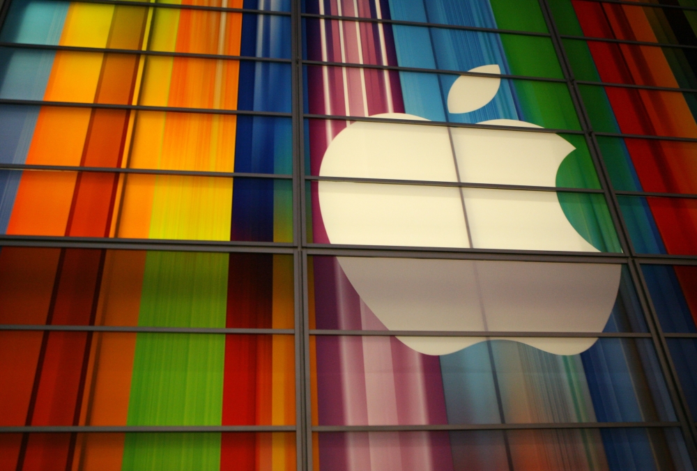 In this file photo the Apple logo is seen September 11, 2012 at the Yerba Buena Center for Arts in San Francisco, California. / AFP / KIMIHIRO HOSHINO
