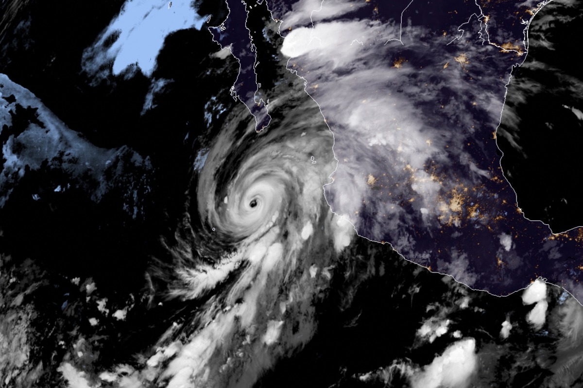 This RAMMB/NOAA satellite image obtained on August 18, 2020, shows Hurricane Genevieve moving towards Baja California on August 19, 2020 at 05:10:21 UTC. AFP PHOTO / RAMMB/NOAA