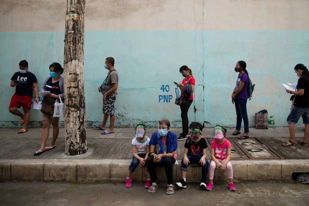 Filipinos wait to get tested for the coronavirus disease (COVID-19) at a government facility in Caloocan, Metro Manila, Philippines, August 18, 2020. REUTERS/Eloisa Lopez