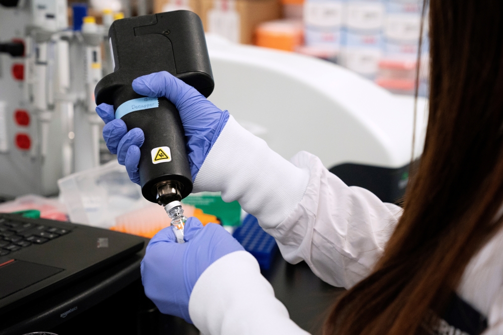 A scientist at RNA medicines company Arcturus Therapeutics research a vaccine for the novel coronavirus (COVID-19) at a laboratory in San Diego, California, U.S., March 17, 2020. REUTERS/Bing Guan/File Photo