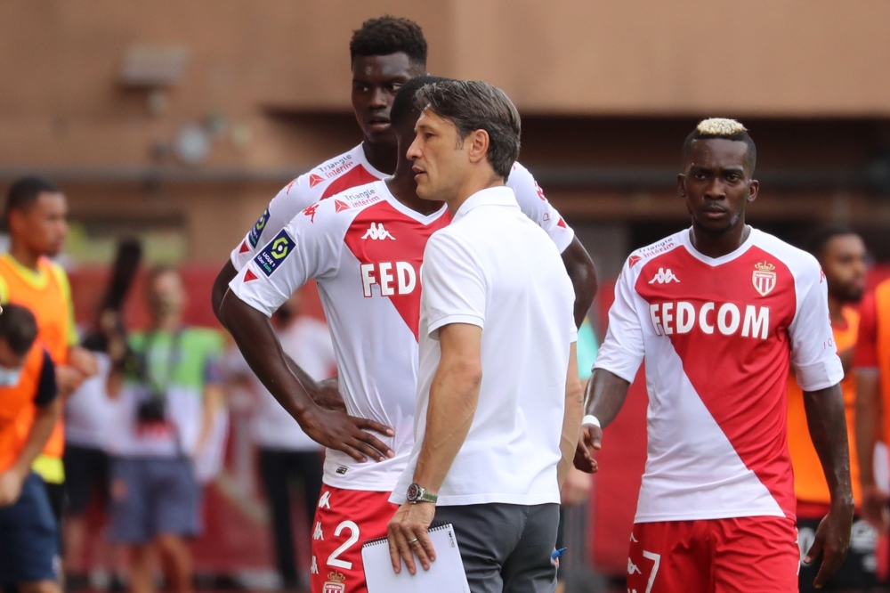 Monaco's Croatian coach Niko Kovac (C) talks to his players during a break during the French L1 football match between AS Monaco and Stade de Reims at The 