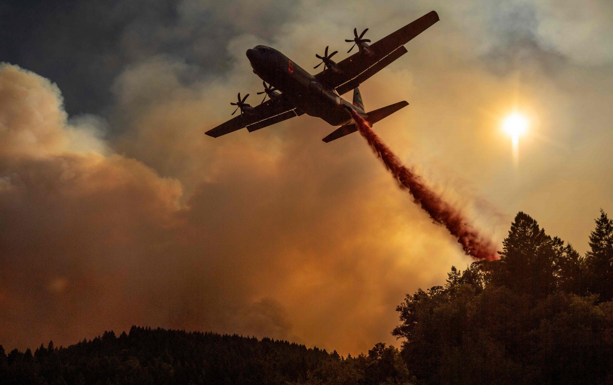 An aircraft drops fire retardant on a ridge during the Walbridge fire, part of the larger LNU Lightning Complex fire as flames continue to spread in Healdsburg, California on August 20, 2020./ AFP / JOSH EDELSON