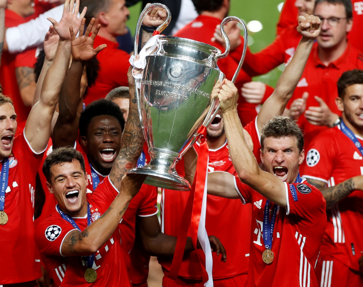 Bayern Munich v Paris St Germain - Estadio da Luz, Lisbon, Portugal - August 23, 2020 Bayern Munich's Thomas Muller with teammates celebrate with the trophy after winning the Champions League, as play resumes behind closed doors following the outbreak of 