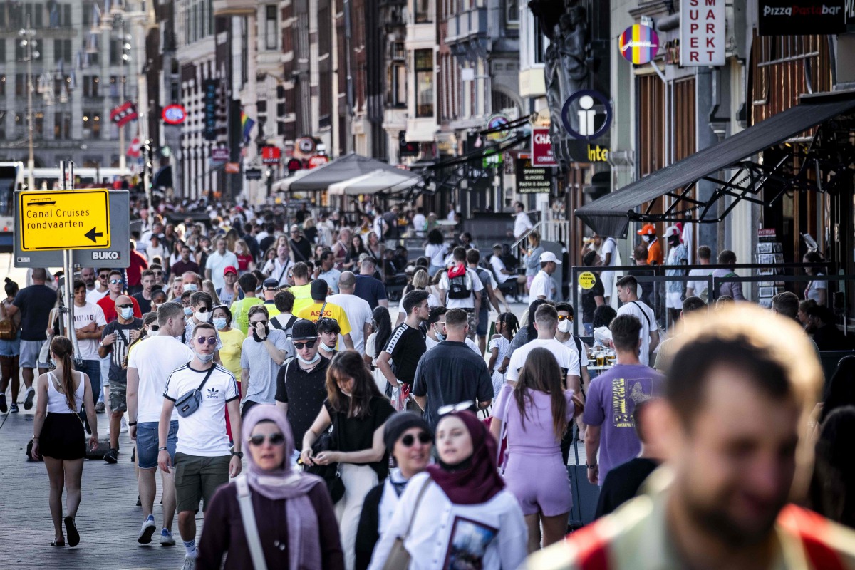 Tourists walk in the center of Amsterdam on August 21, 2020 as the Netherlands tighten up supervision of the measures to prevent further spread of the COVID-19 (novel coronavirus). Netherlands OUT
/ AFP / ANP / Ramon VAN FLYMEN
