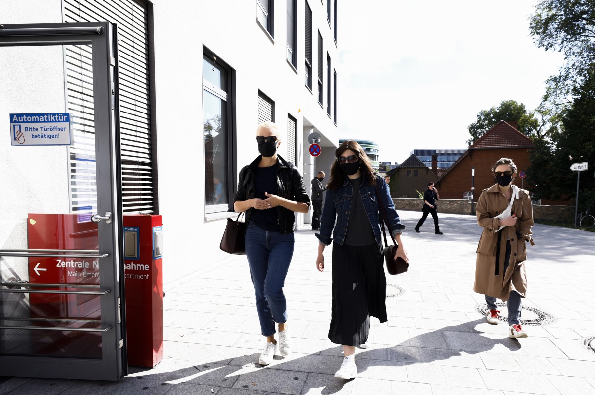 BERLIN, GERMANY - AUGUST 25: Yulia Navalnaya (L), wife of Russian opposition leader Alexey Navalny arrives at Charite hospital where Navalny is undergoing treatment in Berlin, Germany on August 25, 2020. Abdulhamid Ho?ba? - Anadolu Agency 