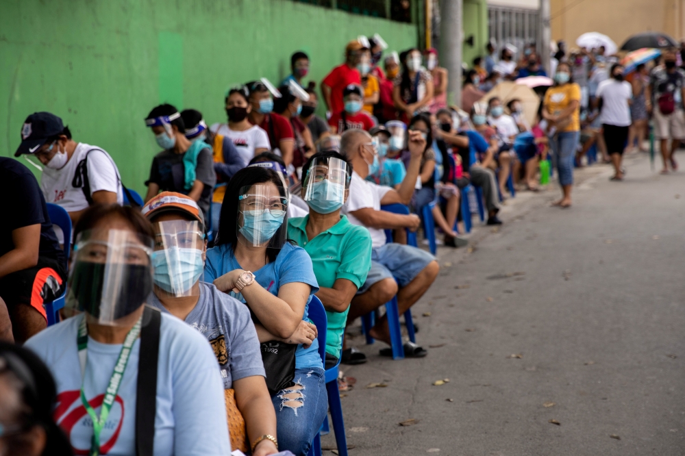 Filipinos queue for cash subsidy from the government amid the coronavirus disease (COVID-19) outbreak, in Batasan Hills, Quezon City, Metro Manila, Philippines, August 27, 2020. REUTERS/Eloisa Lopez TPX IMAGES OF THE DAY