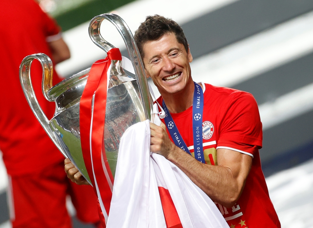 August 23, 2020 Bayern Munich's Robert Lewandowski celebrates with the trophy after winning the Champions League, as play resumes behind closed doors following the outbreak of the coronavirus disease (COVID-19) REUTERS/Matthew Childs/Pool