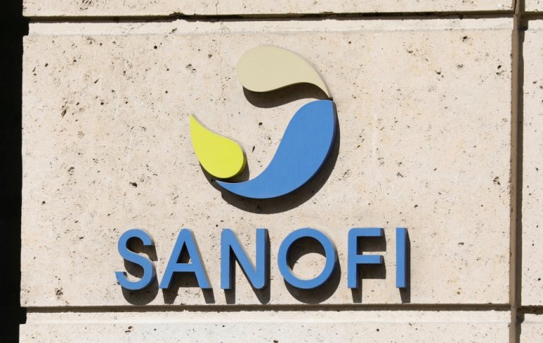 The logo of Sanofi is seen at the company's headquarters in Paris, France, April 24, 2020. REUTERS/Charles Platiau/File Photo