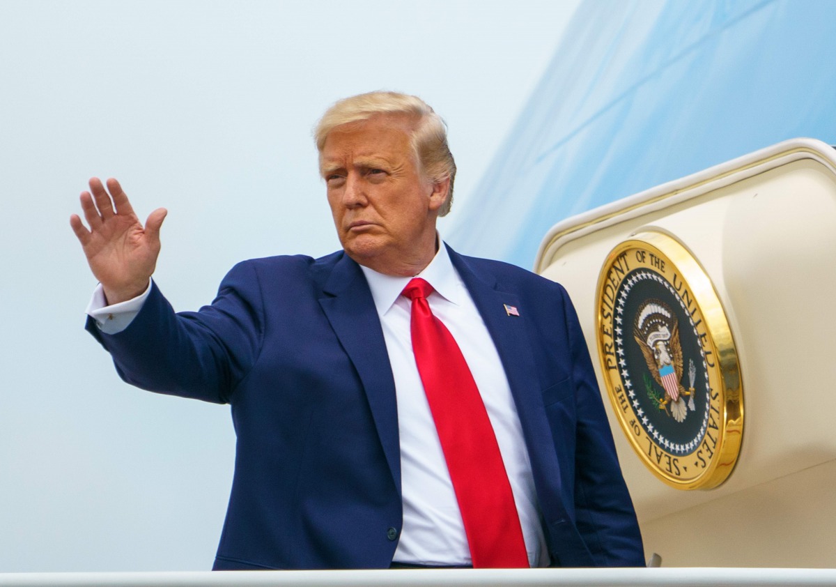 US President Donald Trump boards Air Force One before departing from Andrews Air Force Base in Maryland on September 2, 2020, as he heads to Wilmington, North Carolina. / AFP / MANDEL NGAN
