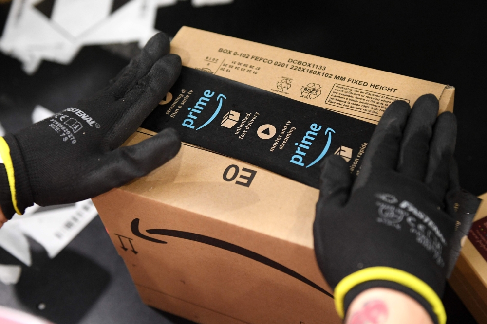 Amazon will create 7,000 permanent jobs in the UK by the end of the year, the American e-commerce giant announced on September 3, 2020 in a boost for Britain's virus-hit economy. / AFP / DANIEL LEAL-OLIVAS