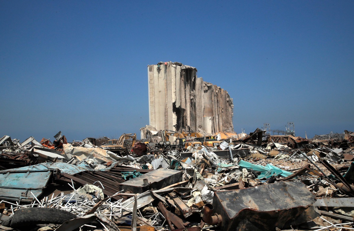 TOPSHOT - A view shows the damaged site and grain silo following the massive August 4 blast in Beirut's port area, in Beirut on August 31, 2020. / AFP / POOL / GONZALO FUENTES
