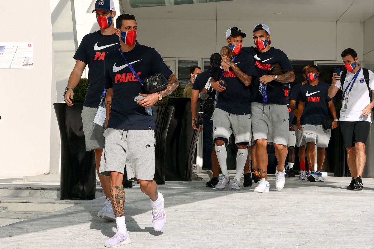 This picture taken on August 17, 2020, shows Paris Saint-Germain's Argentinian forward Angel Di Maria (2nd L), Paris Saint-Germain's Brazilian forward Neymar (C) and Paris Saint-Germain's Argentinian forward Leandro Paredes (3rd R), / AFP / FRANCK FIFE