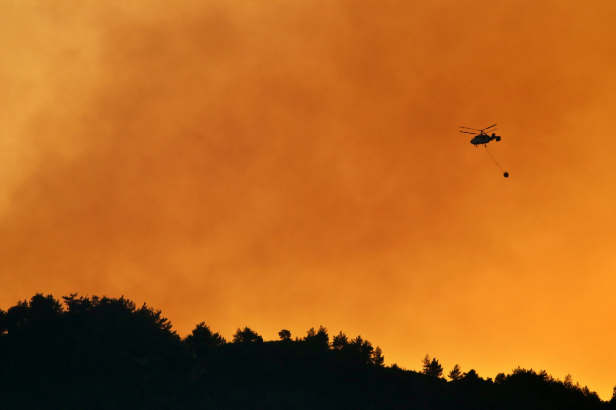 HATAY, TURKEY - SEPTEMBER 07: A helicopter carries water to drop over a wildfire in Antakya district of Turkey's Hatay province on September 07, 2020. ( Muzaffer Ça?l?yaner - Anadolu Agency )
