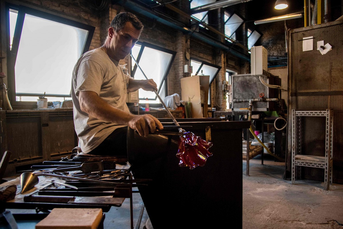 Glass master Matteo Tagliapietra shapes a glass vase at the Gambero-Tagliapietra glass art products manufacturer on September 8, 2020 in Murano. AFP / Tiziana FABI
