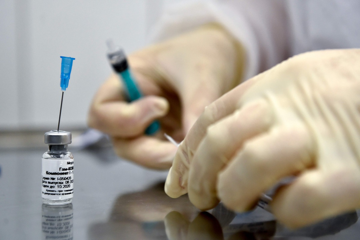A nurse prepares to inoculate volunteer Ilya Dubrovin, 36, with Russia's new coronavirus vaccine in a post-registration trials at a clinic in Moscow on September 10, 2020.. / AFP / Natalia KOLESNIKOVA
