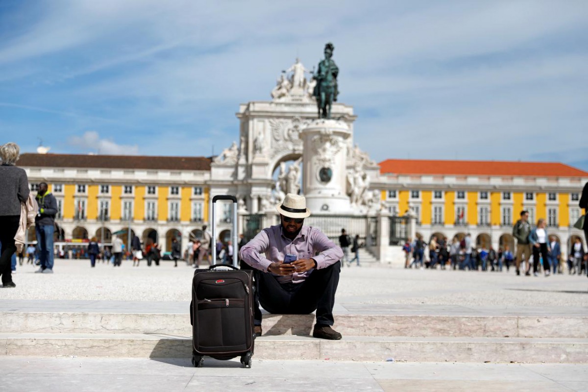 FILE PHOTO: A tourist rests at Comercio square in downtown Lisbon, Portugal April 11, 2019. Picture taken April 11, 2019. REUTERS/Rafael Marchante/File Photo
