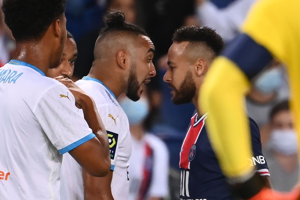 Paris Saint-Germain's Brazilian forward Neymar (R) argues with Marseille's French midfielder Dimitri Payet (C) during the French L1 football match between Paris Saint-Germain (PSG) and Marseille (OM) at the Parc de Princes stadium in Paris on September 13