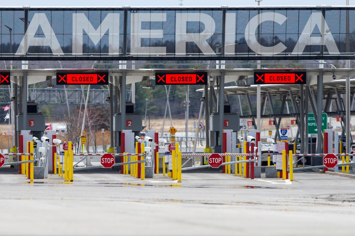 FILE PHOTO: FILE PHOTO: The U.S.-Canada border crossing is seen amid the coronavirus disease (COVID-19) outbreak in Lacolle, Quebec, Canada April 17, 2020. REUTERS/Christinne Muschi/File Photo/File Photo
