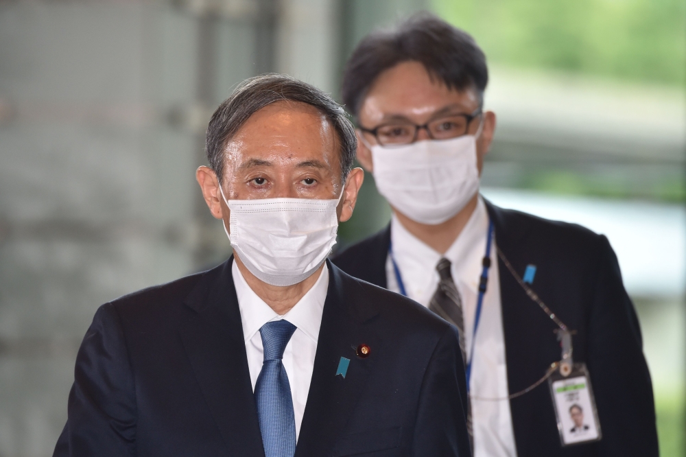 Japan's new Prime Minister Yoshihide Suga (L) arrives at his office in Tokyo on September 16, 2020. AFP / Kazuhiro Nogi 