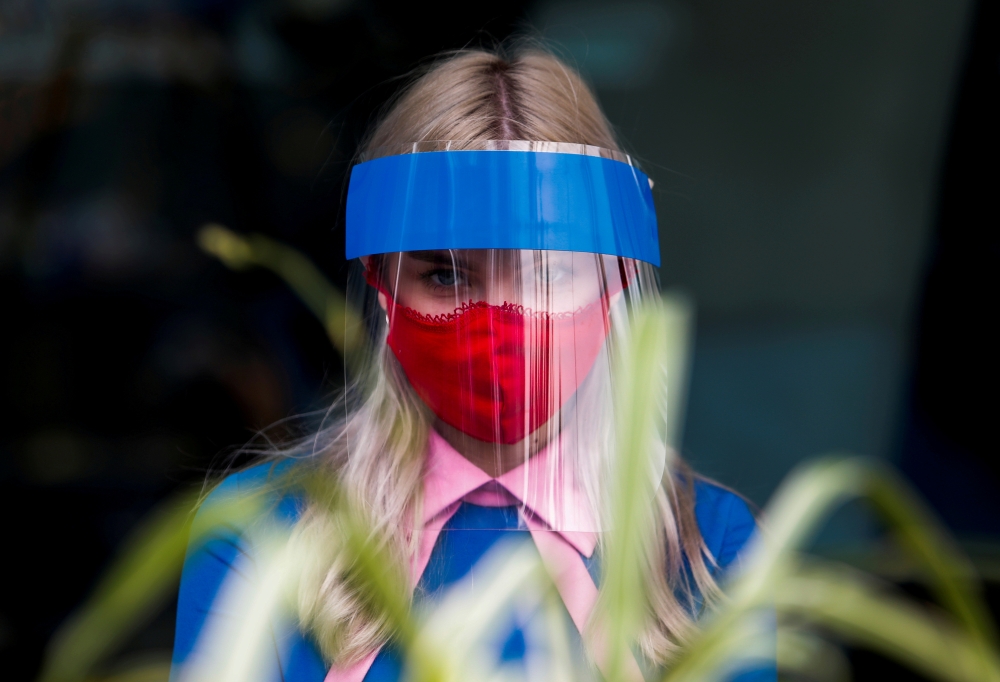 A restaurant employee wears a protective face shield and mask due to the coronavirus disease (COVID-19) outbreak in Moscow, Russia July 8, 2020. REUTERS/Maxim Shemetov/File Photo