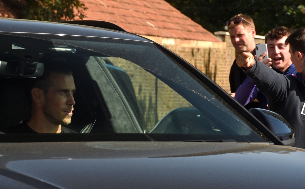 Supporters greet Real Madrid's Welsh midfielder Gareth Bale as he arrives at the Tottenham Hotspur training ground in north London on September 18, 2020. AFP / David MIRZOEFF