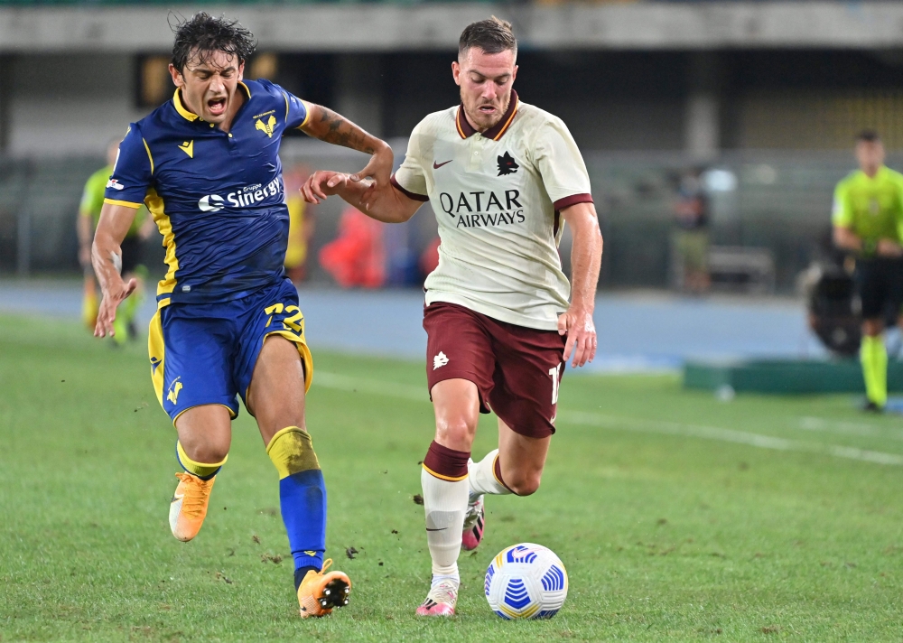 Verona's defender Andrea Danzi (L) fights for the ball with AS Roma's Turkish forward Cengiz Under during the Italian Serie A football match Verona vs As Roma on September 19, 2020 at Marcantonio Bentegodi stadium in Verona. / AFP / Alberto PIZZOLI