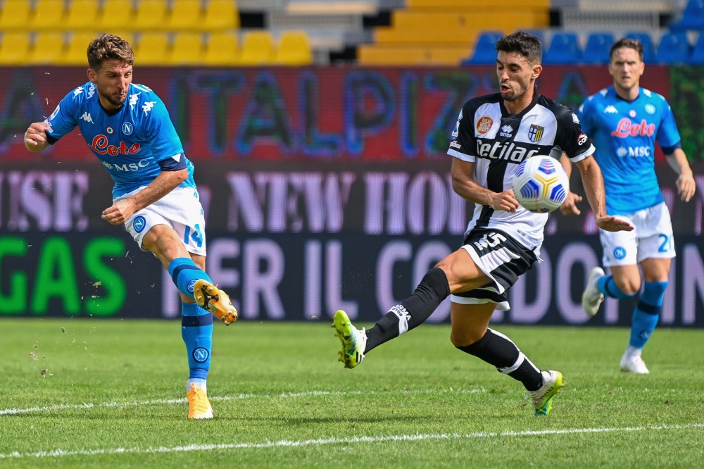 Parma's Uruguayan midfielder Gaston Brugman (R) deflects a shot by Napoli's Belgian forward Dries Mertens (L) during the Italian Serie A football match Parma vs Napoli on September 20, 2020 at the Ennio-Tardini stadium in Parma. / AFP / Alberto PIZZOLI